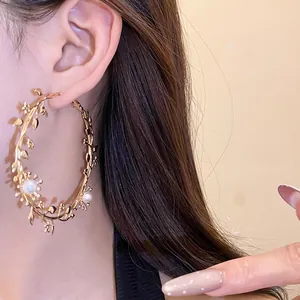 Detailansicht der Vintage Goldzweig Creolen mit zarten Perlen im Retro-Stil