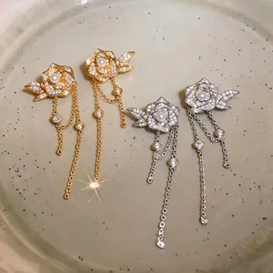 Exquisite 18K vergoldete Rosenohrringe mit Zirkonia-Blüten und eleganter Perlenmitte