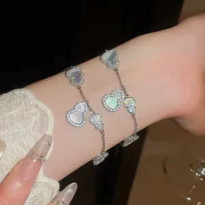 Bracelet hulu en argent exquis avec détails en zircon scintillant et nacre fine.