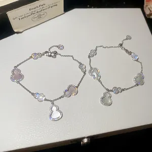 Détail de deux bracelets hulu en argent avec des zircons brillants et de la nacre