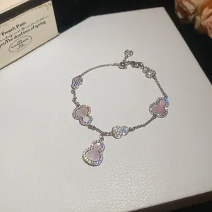 Vue détaillée d'un bracelet gourde en nacre rose chatoyante avec des zircons brillants