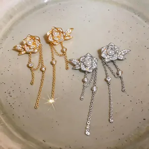 Detailansicht von 18K Gold und Silber beschichteten Rosenohrringen mit glänzenden Zirkonia-Quasten