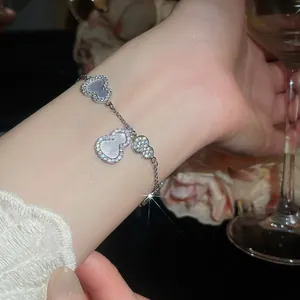 Vue détaillée d'un bracelet gourde en argent avec zircons et incrustation de nacre