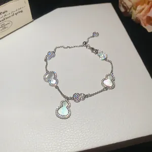 Vue détaillée du bracelet gourde serti de zircons scintillants et d'incrustations de nacre.