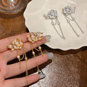 Detailansicht der 18K vergoldeten Zirkon Rosenohrringe mit eleganten Perlenquasten