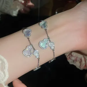 Bracelet élégant en argent avec cristaux scintillants et détails en nacre incrustée