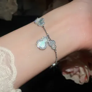 Détail d'un bracelet gourde en zircon avec incrustation de nacre sur le poignet