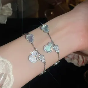 Gros plan d'un bracelet gourde en zircon scintillant avec détails en nacre élégante.
