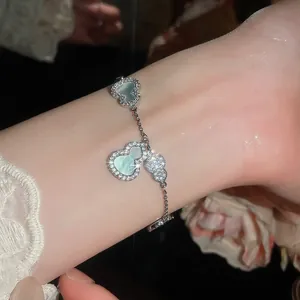 Vue détaillée d'un bracelet hulu en argent avec nacre et zircons scintillants de luxe.