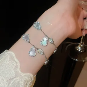 Vue détaillée en gros plan d'un bracelet scintillant en nacre et zircon porté au poignet