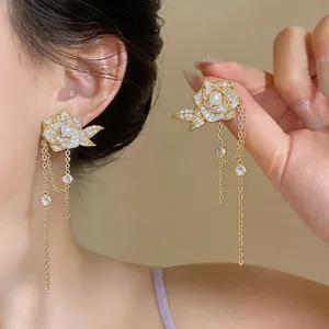 Detail der mit 18 Karat Gold plattierten Zirkon-Blumen-Quastenohrringe mit Perlen