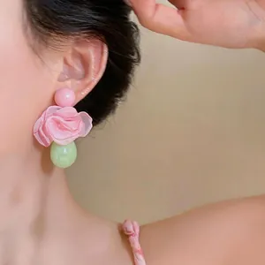 Elegante Ohrringe mit Chiffonblume und Harz-Wassertropfen-Anhänger in Rosa und Grün