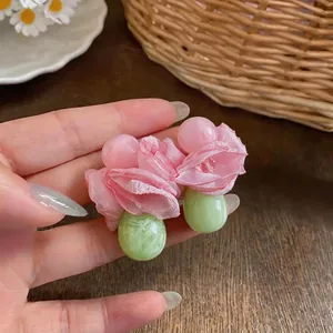 Elegante Ohrringe im Urlaubsstil mit rosa Chiffonblumen und grünen Harz-Wassertropfenanhängern