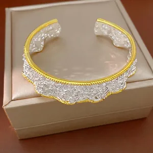 Elegante bracciale rigido aperto vintage francese in oro e argento con bordi in pizzo