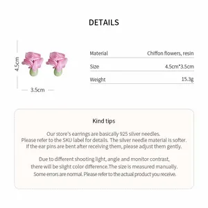 Detailansicht der rosa Chiffonblumen-Harzohrringe mit Größen- und Materialspezifikationen