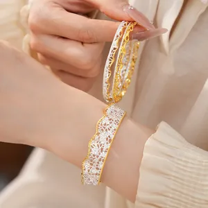 Primo piano di eleganti bracciali traforati vintage francesi in oro e argento