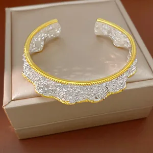 Dettaglio macro di un bracciale a polsino francese vintage con motivi in pizzo traforati