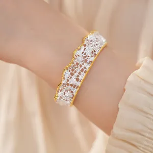 Dettaglio di bracciale rigido traforato vintage francese con finitura oro e argento