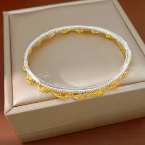 Vista dettagliata del bracciale rigido bicolore traforato in pizzo retrò francese