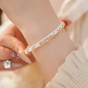 Vista dettagliata di un bracciale traforato in pizzo vintage francese argento e oro