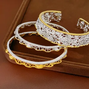 Primo piano di bracciali vintage francesi traforati con motivo in pizzo bicolore