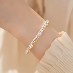 Dettaglio del bracciale vintage francese in pizzo traforato con design bicolore
