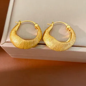 Eleganti orecchini a cerchio placcati in oro 18 carati con finitura in metallo spazzolato