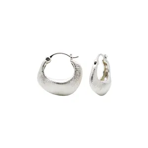 Eleganti orecchini a cerchio in argento spazzolato placcato oro 18 carati, design a U