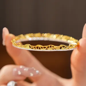 Vista ravvicinata del bracciale vintage francese con trama in pizzo bicolore oro e argento