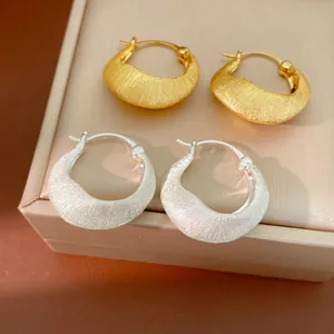 Dettaglio della finitura spazzolata degli orecchini a cerchio placcati oro 18K