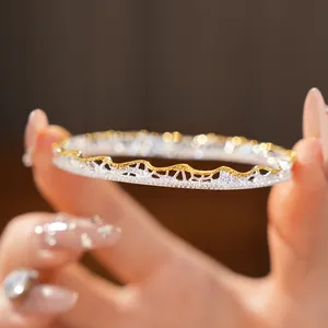 Dettaglio di un bracciale traforato in pizzo vintage francese con cristalli scintillanti