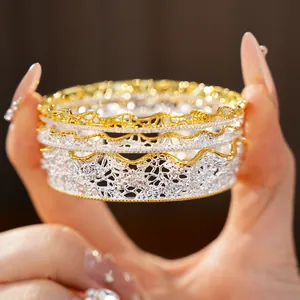 Primo piano di braccialetti vintage francesi in pizzo con finiture in oro e argento