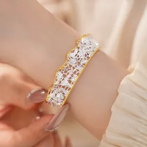 Primo piano dettagliato di un bracciale a fascia retrò francese con traforo in pizzo