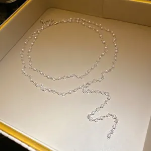 Elegante collana a doppio strato con perle bianche e cristallo con pendente a nappa lunga