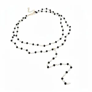 Collana di nappe in perline vintage con perle bianche e nere in finitura oro