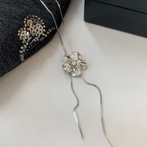 Collier Pendentif Gland Fleur Élégant Français Alliage Strass Longue Chaîne Design Floral Incrusté pour Femme Bijoux