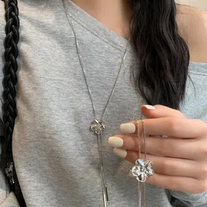 Vue détaillée du collier gland fleur argenté avec strass porté par un mannequin