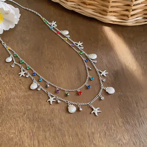 Collana a doppio strato argento con strass colorati, ciondoli a conchiglia e stella marina.