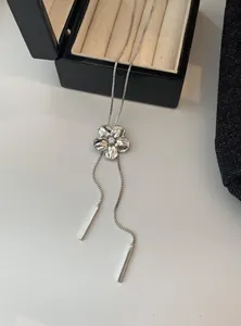 Élégant collier à pampilles de fleurs de style français avec centre en strass brillant
