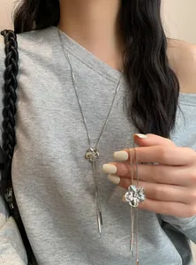 Vue détaillée d'un collier à pompons fleurs en argent avec strass sur un mannequin