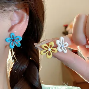 Orecchini a perno a forma di fiore cavo in smalto colorato per donna in stile coreano