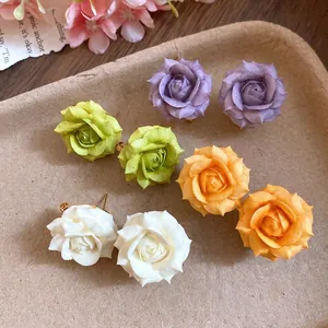 Eleganti orecchini a lobo a forma di rosa placcati oro 18 carati colorati per donna.