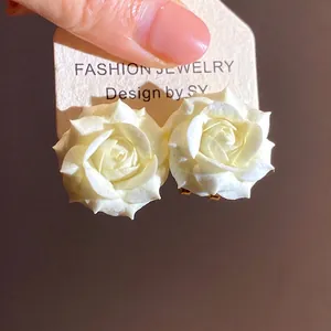 Orecchini a lobo rosa bianca placcati oro 18 carati, gioielli dolci e minimalisti.