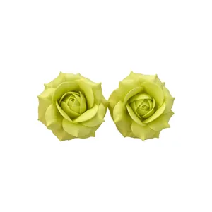 Eleganti orecchini a lobo a forma di rosa placcati oro 18K con finitura verde lime opaco.