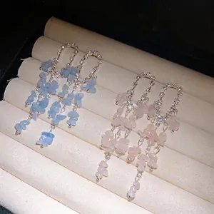 Eleganti orecchini a nappa con strass e perline di pietra naturale colorata.