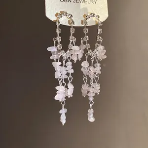 Eleganti orecchini a nappa in argento con strass trasparenti e pietre rosa.