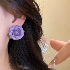 Vista macro dettagliata di un orecchino a perno a rosa viola placcato oro 18 carati