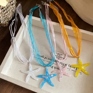 Collana con ciondolo a stella marina in resina con nastro in organza per stile vacanza
