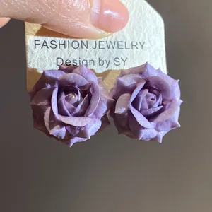 Vista dettagliata degli orecchini a lobo rosa viola con perni in argento placcato oro 18K.