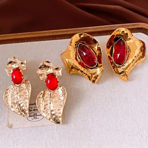 Orecchini vintage a foglia e forme irregolari dorati con pietre in resina rossa e oro